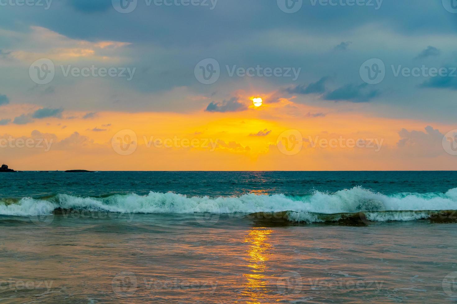 prachtige kleurrijke zonsondergang landschap panorama bentota strand sri lanka. foto