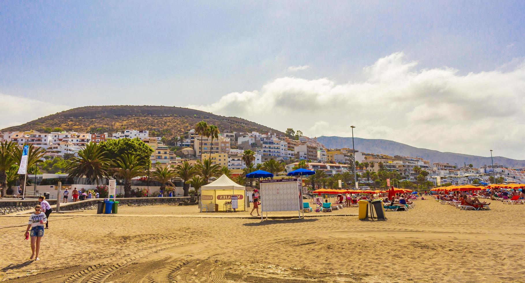 tenerife, spanje, 12 jul 2014 - mensen op het strand van playa de las vista foto