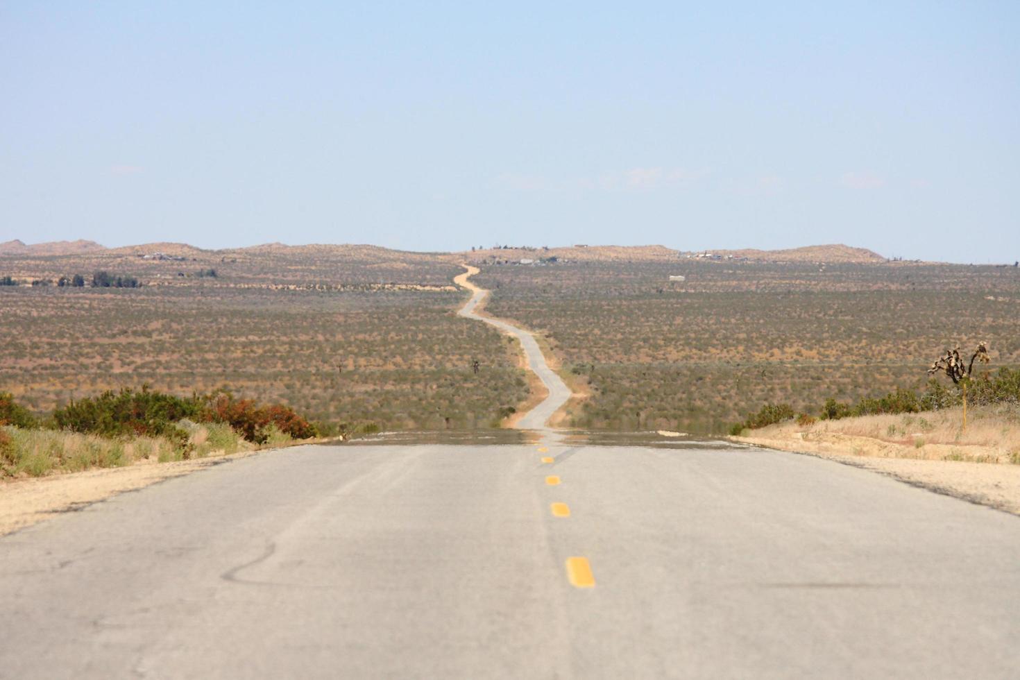 een rechte weg in de woestijn van Californië, VS foto