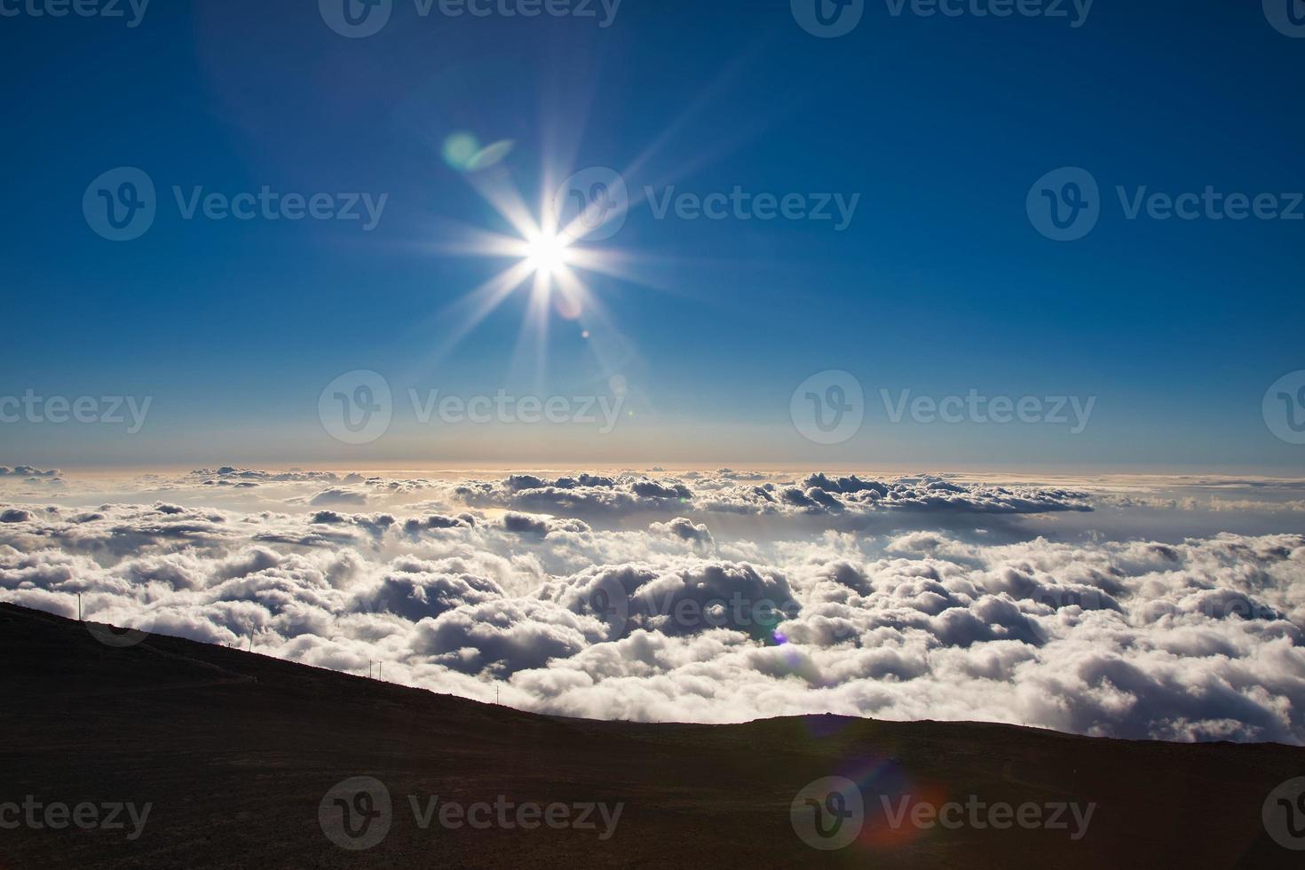 zonsondergang uitzicht vanaf haleakala mui hawaii foto