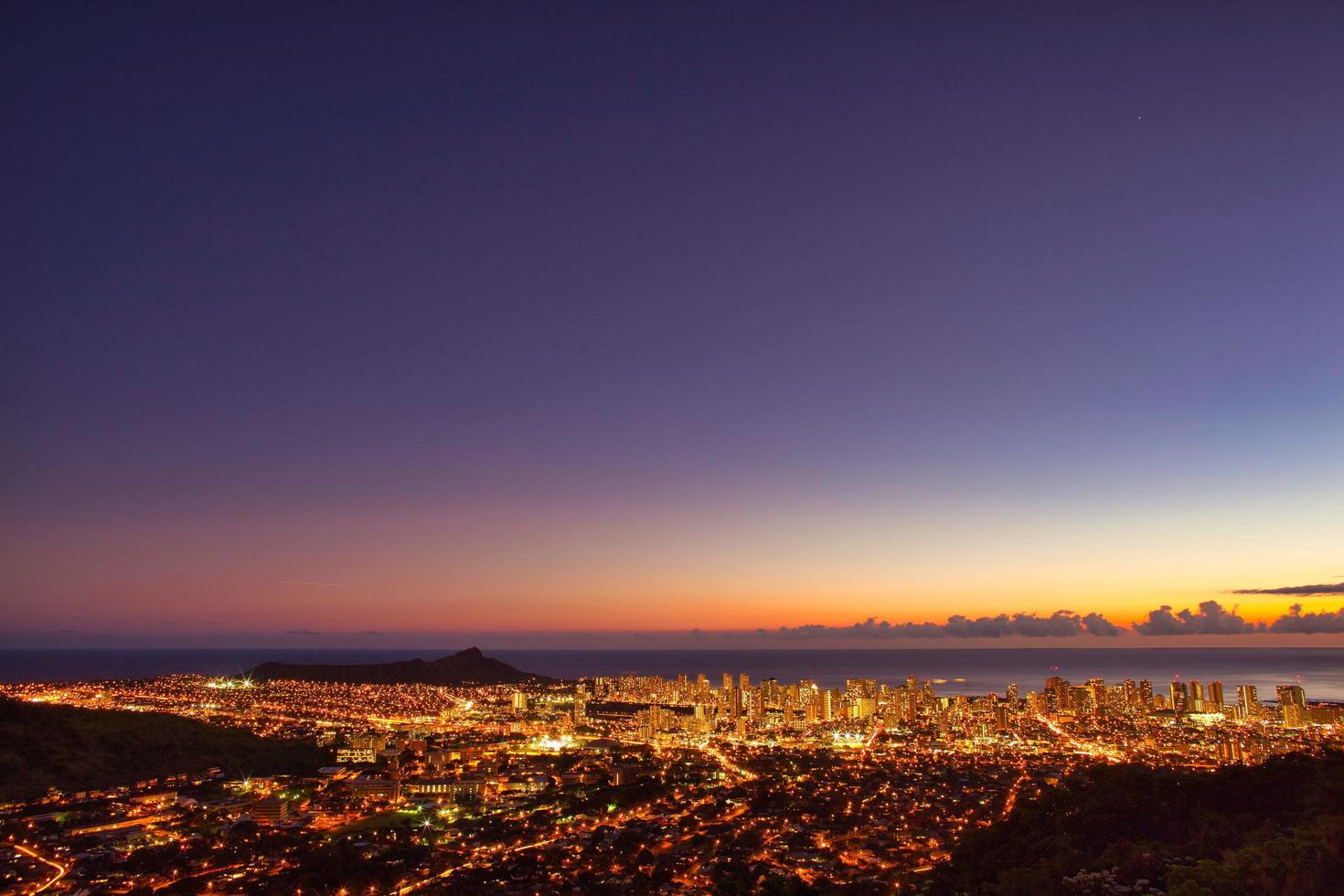 waikiki nacht uitzicht honolulu, hawaii foto