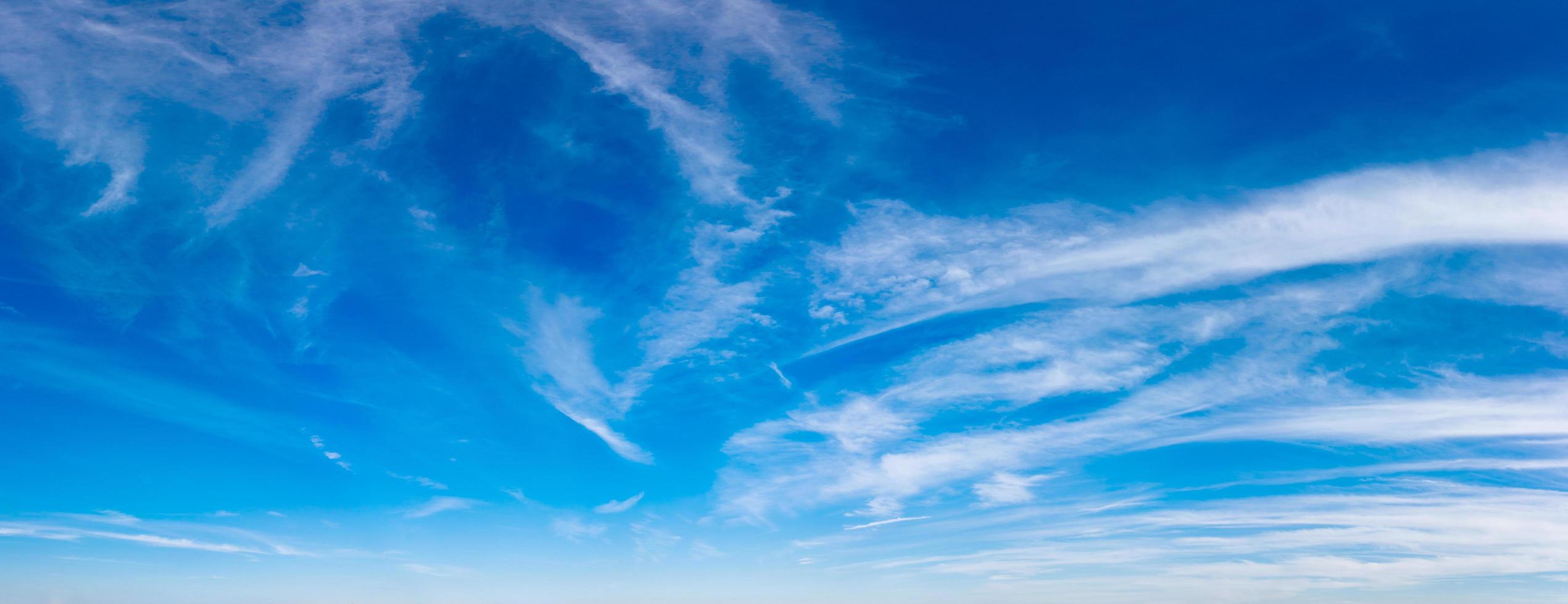 levendige kleuren panoramische lucht met wolk op een zonnige dag foto