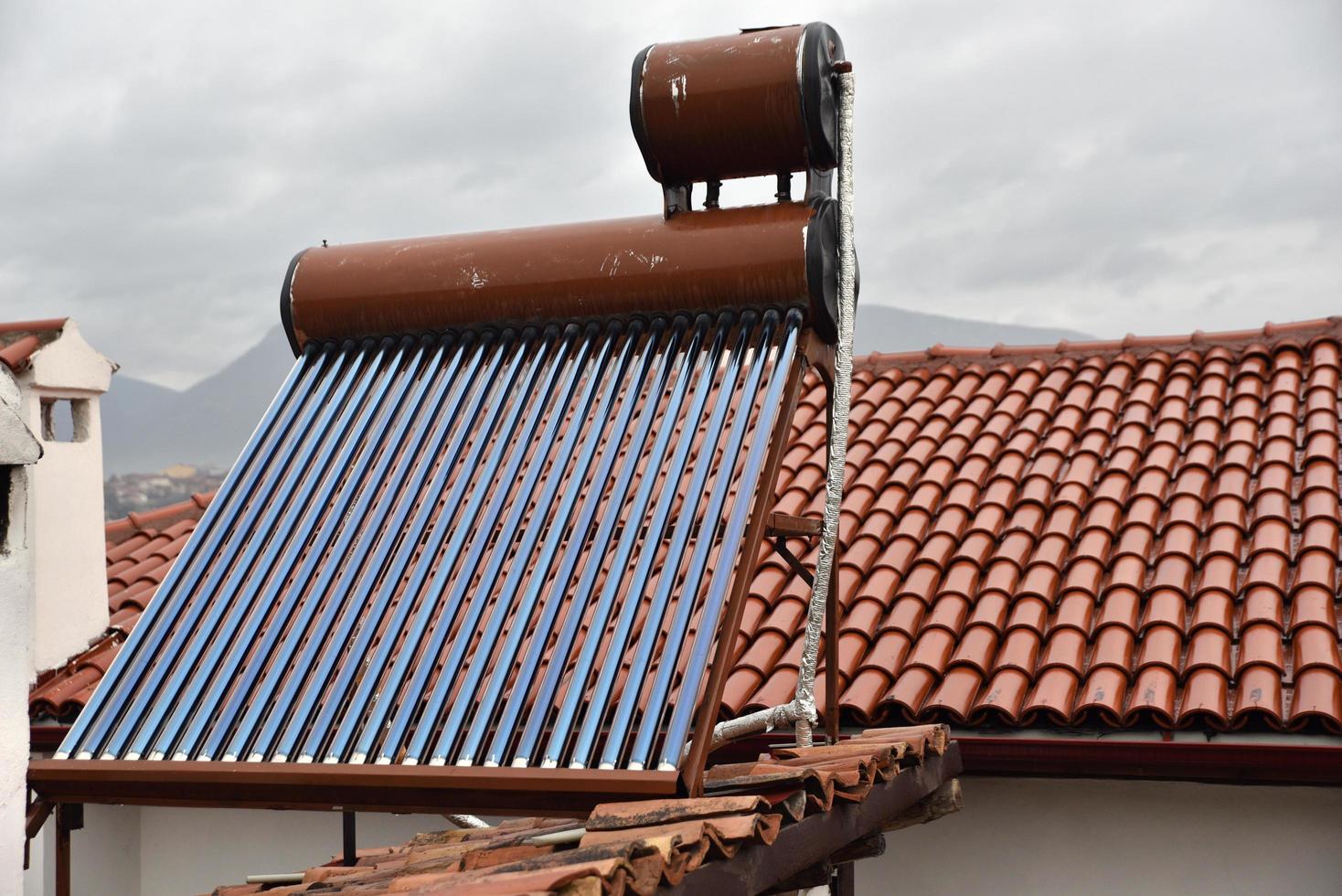 heat pipe zonne-energiecollector op het dak foto