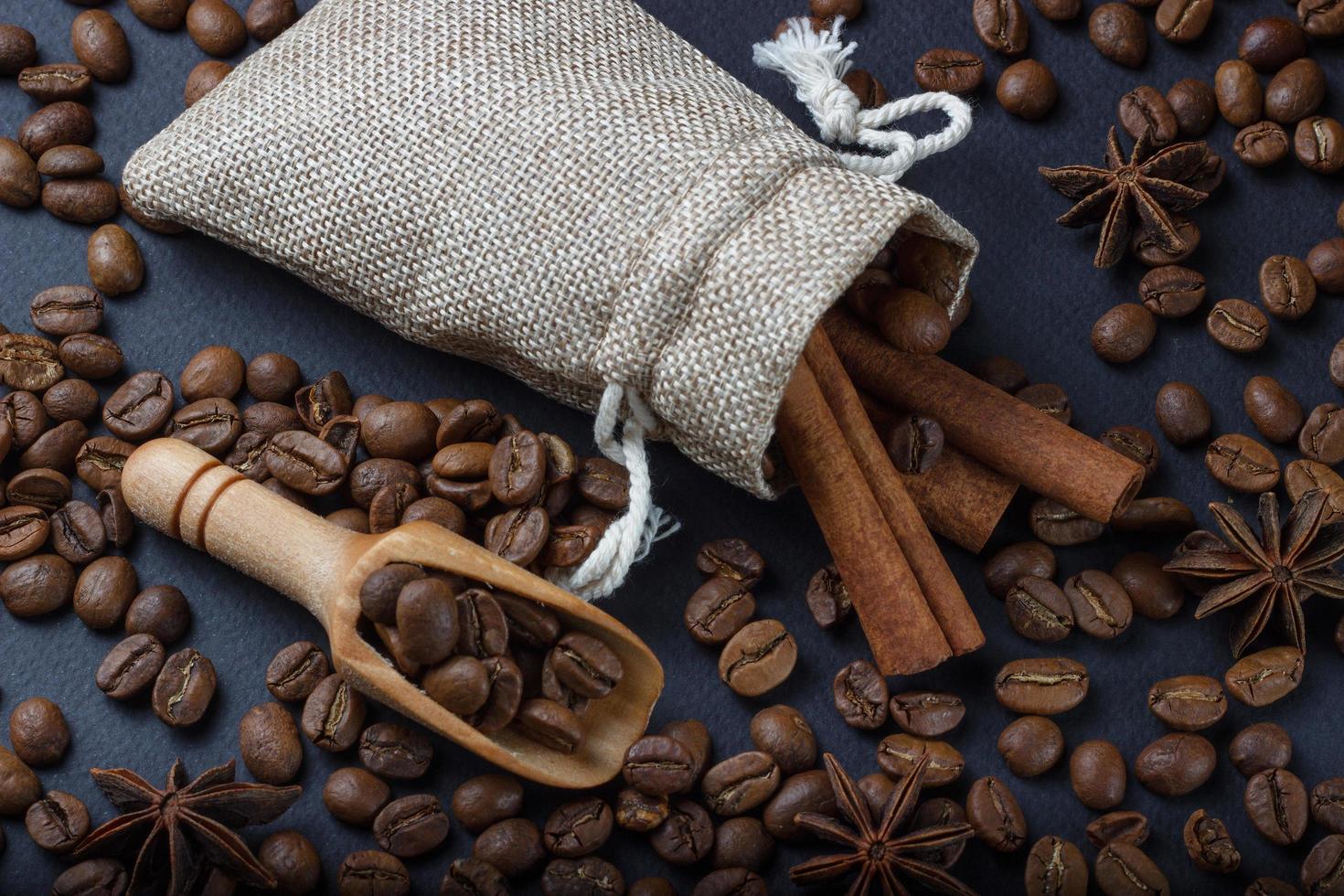 koffie in een zakje met kaneelstokjes en anijs foto