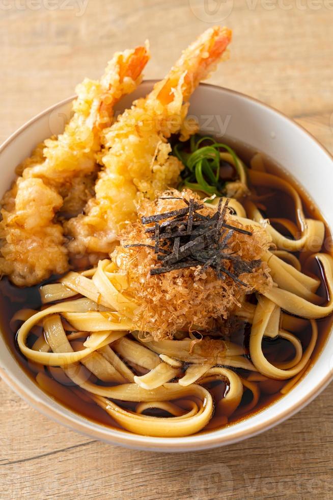 japanse ramen noedels met garnalen tempura foto