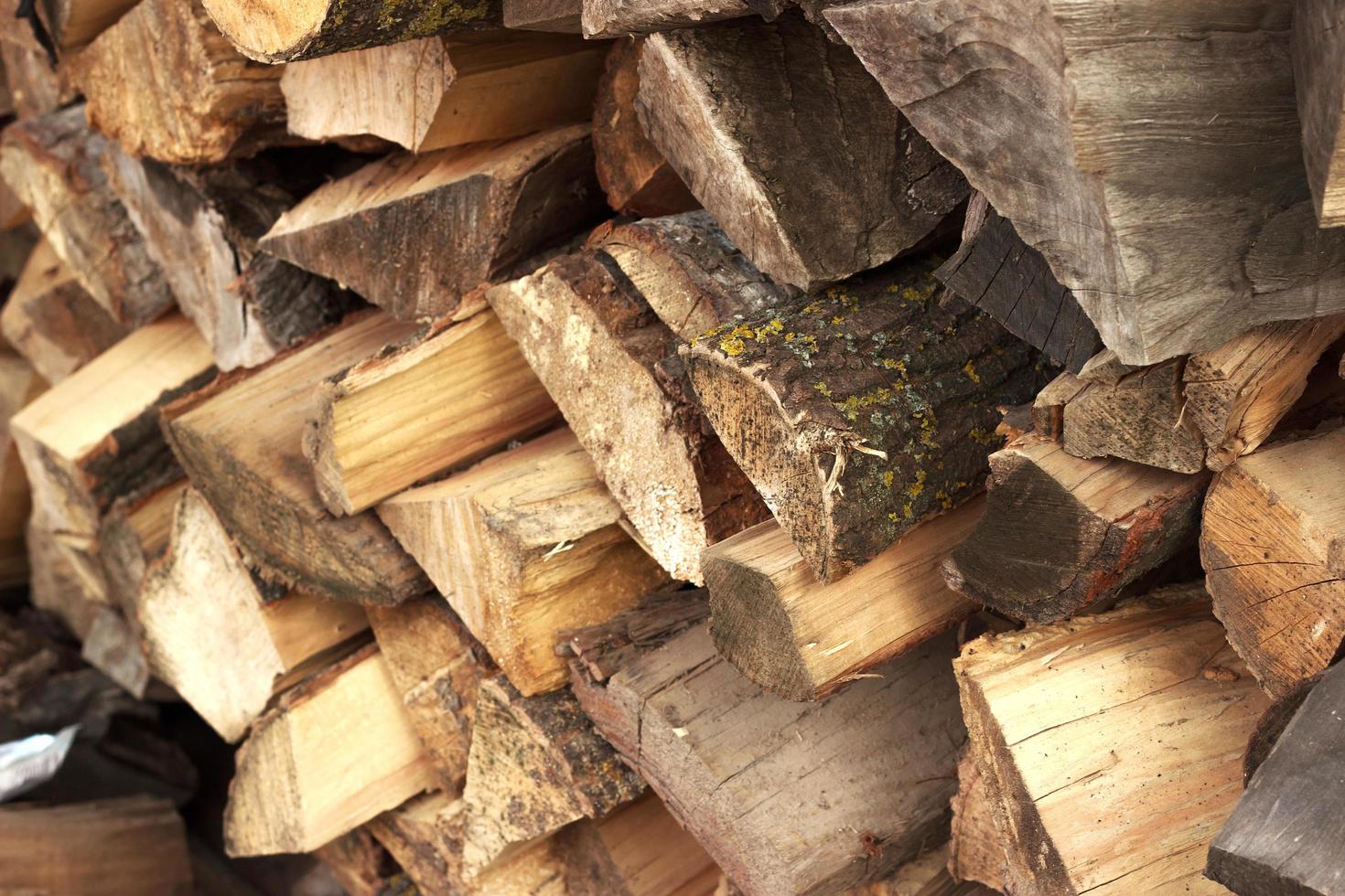 close-up van stapel gehakte brandhoutblokken of houtstapel foto