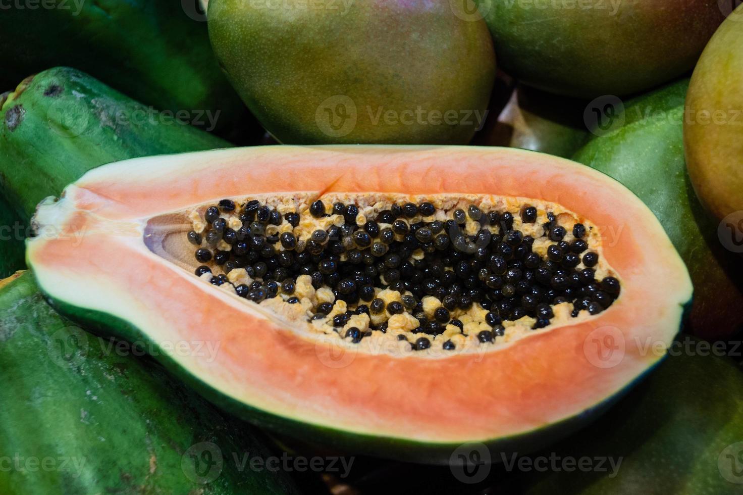 papaja en ander fruit op een markt foto