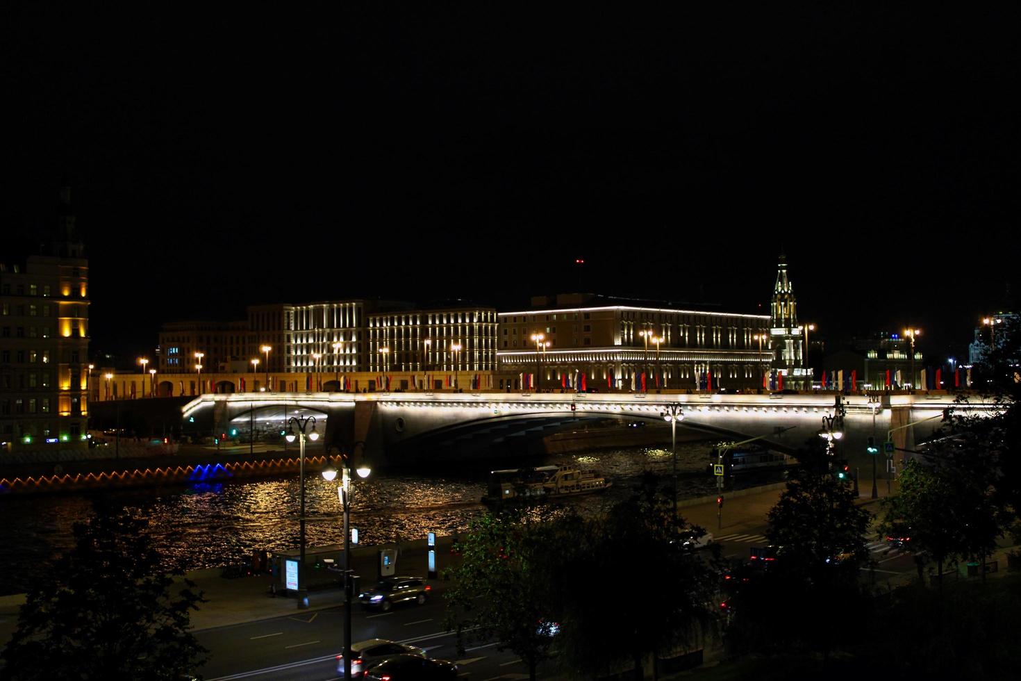 nachtzicht van de rivier de moskva in het centrum van moskou in rusland foto