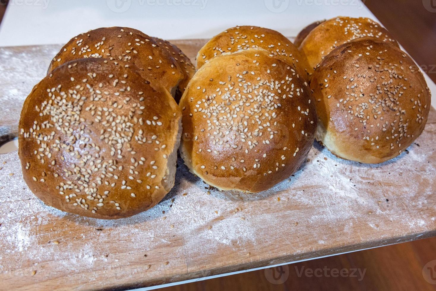 zelfgebakken brood op tafel met lichte witte bloem. foto