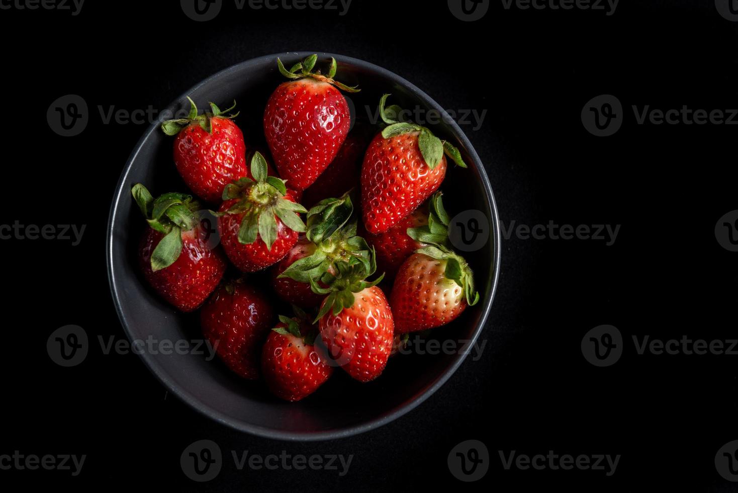 aardbeien op zwarte achtergrond foto