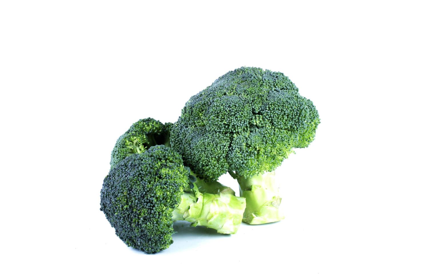 close-up van broccoli groente op witte achtergrond foto