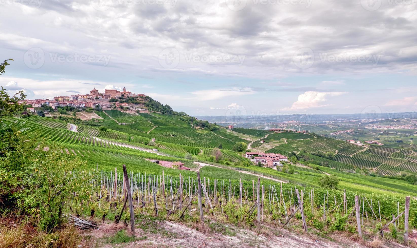 la morra, omgeven door de wijngaarden van nebbiolo, regio langhe foto