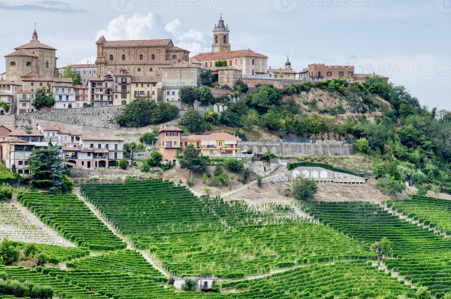 het dorp la morra, omgeven door de wijngaarden van de nebbiolo. foto