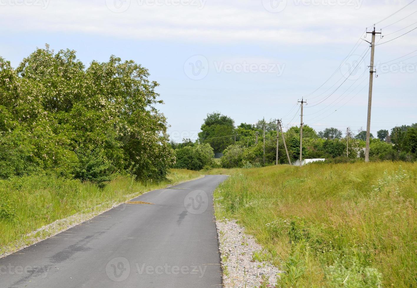 lege asfaltweg op het platteland foto