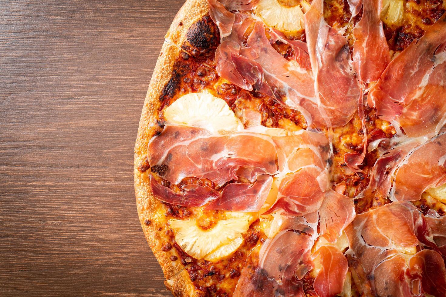 pizza met prosciutto of parmaham pizza foto