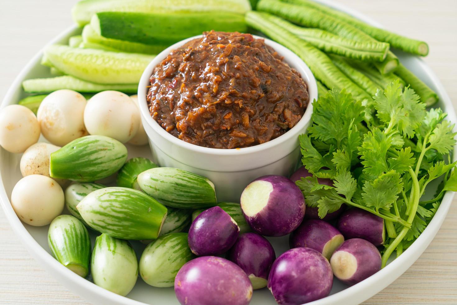 gefermenteerde vis chili pasta met verse groenten foto