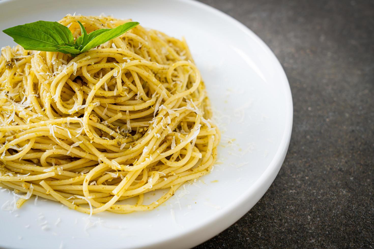 pesto spaghetti pasta - vegetarisch eten foto