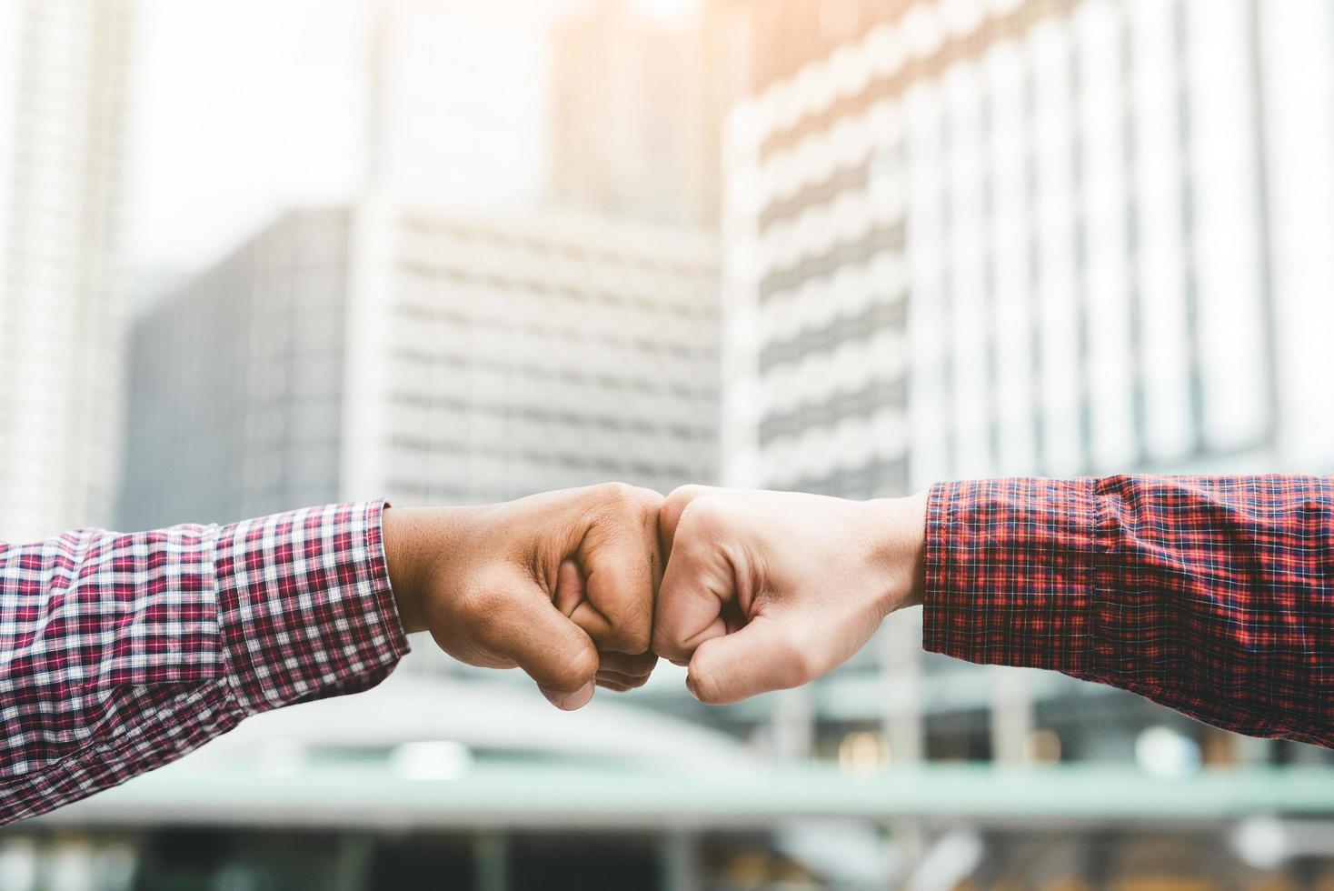 twee zakenman handen gebruiken vuist bult voor succes teamwork corporate foto