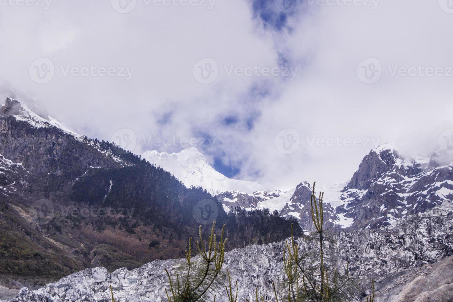 meili sneeuwberg kawa karpo gelegen in de provincie yunnan, china foto