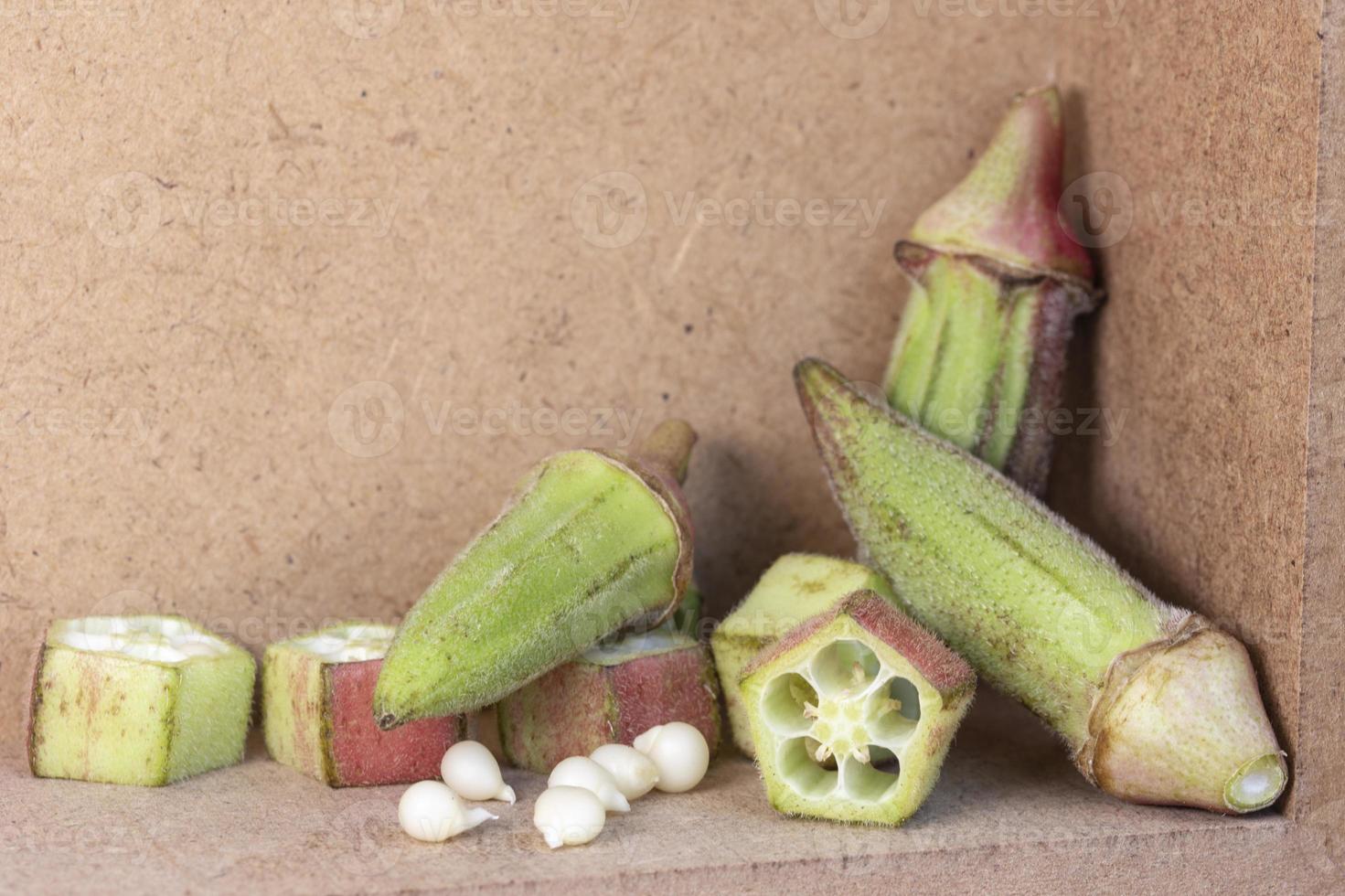 grote en kleine okra okra's op houten tafel foto