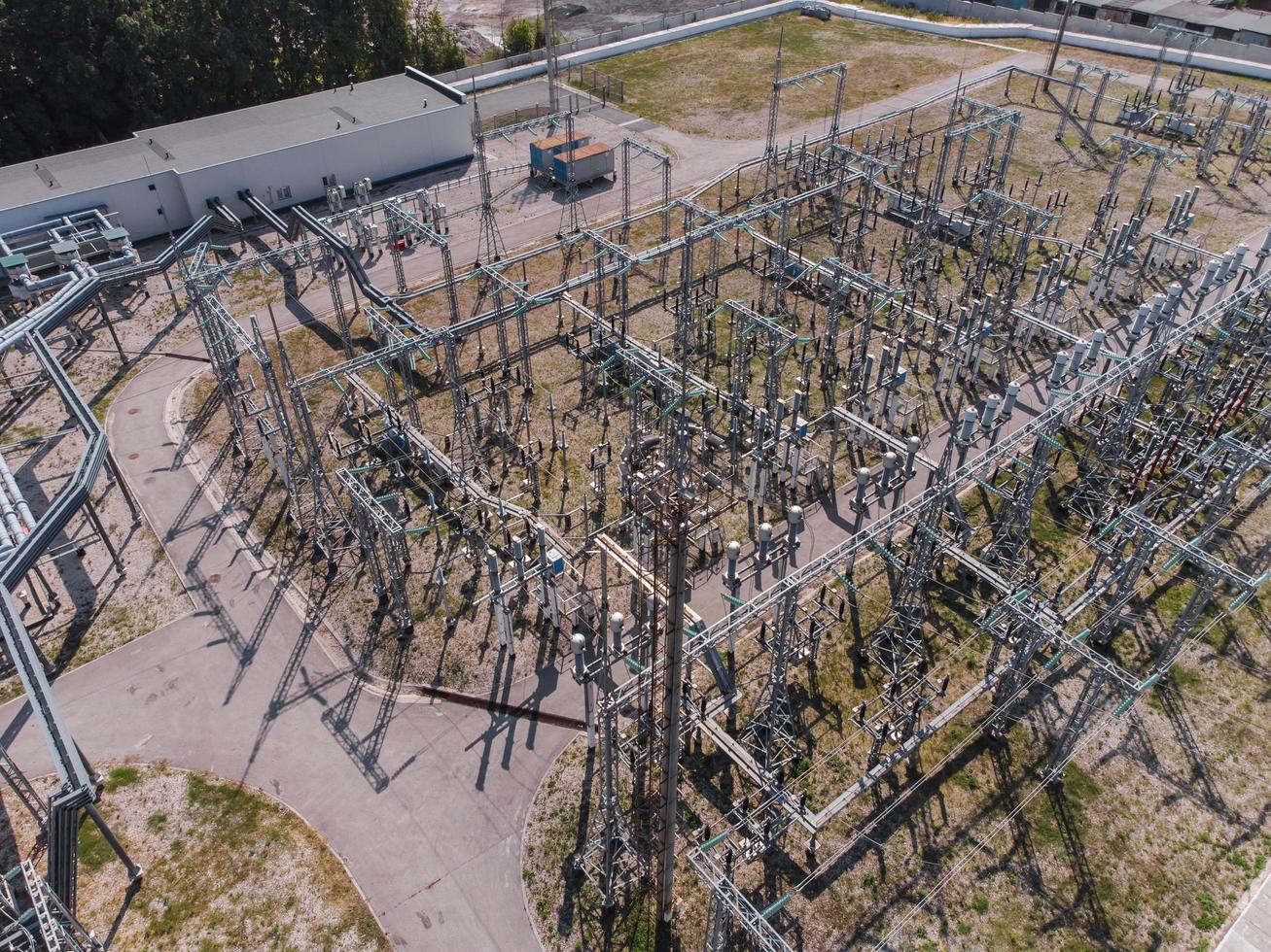 luchtfoto van een elektrisch onderstation met hoogspanning. foto