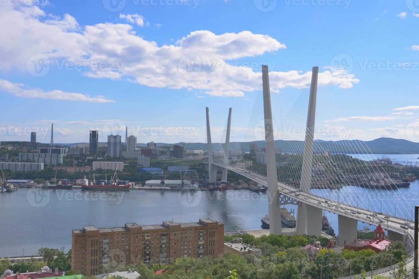 gouden brug van vladivostok zeegezicht in vladivostok rusland foto