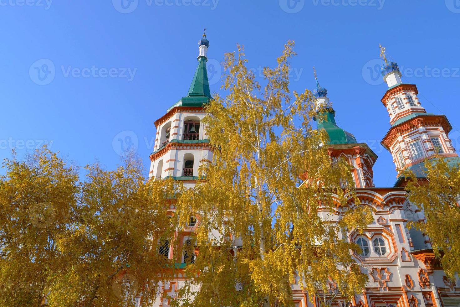 heilige kruiskathedraal en blauwe luchtdagtijd in irkutsk, rusland foto