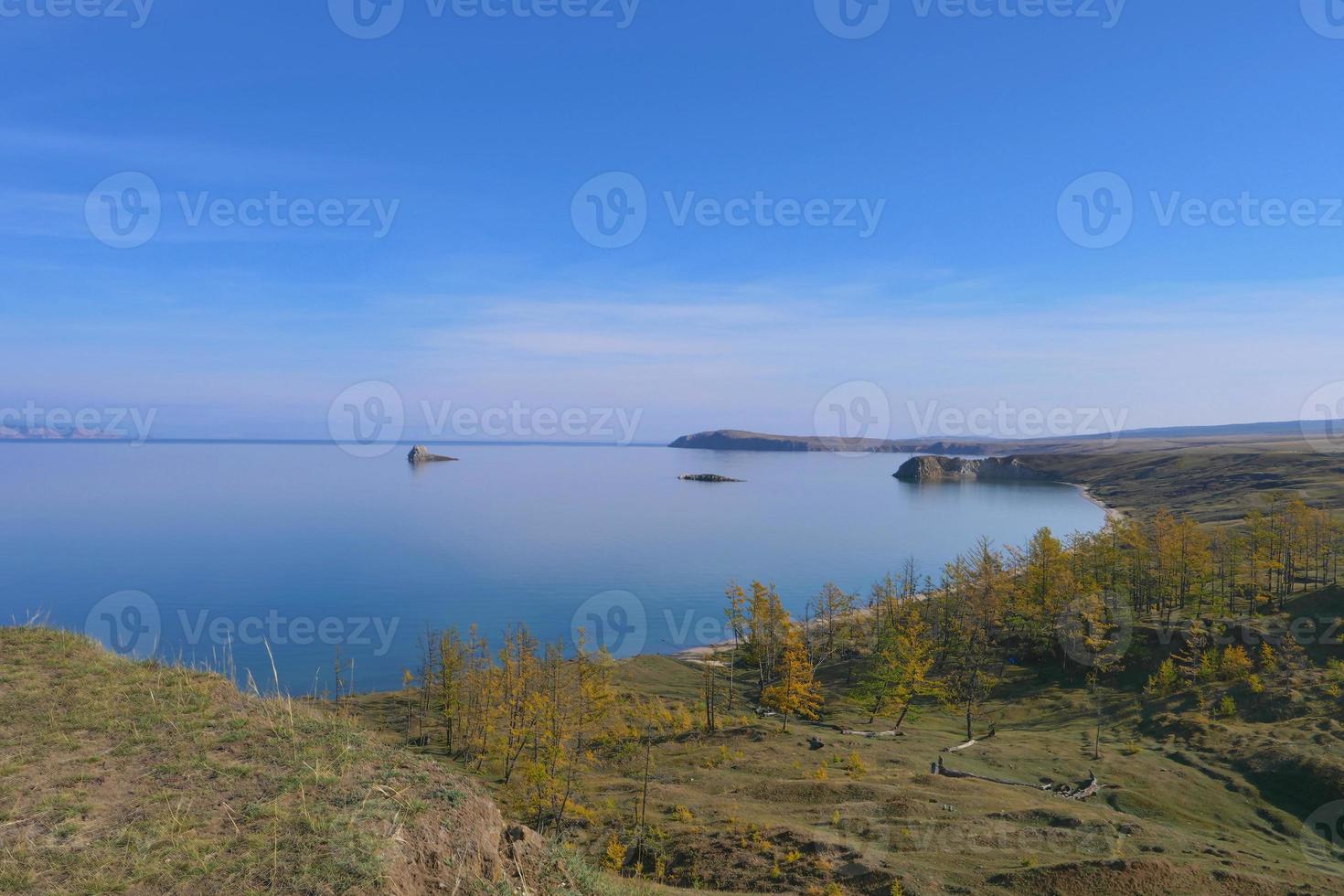 het baikal-eiland van het meer olkhon in een zonnige dag, irkutsk, rusland foto