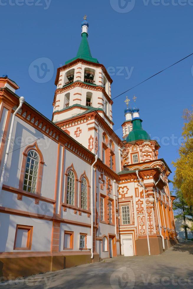 heilige kruiskathedraal en blauwe luchtdagtijd in irkutsk, rusland foto