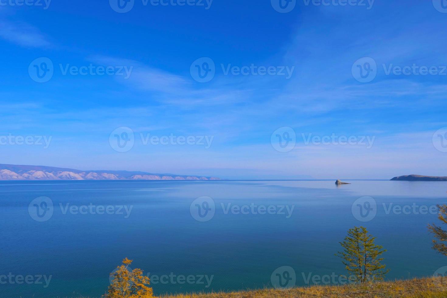 het baikal-eiland van het meer olkhon in een zonnige dag, irkutsk, rusland foto