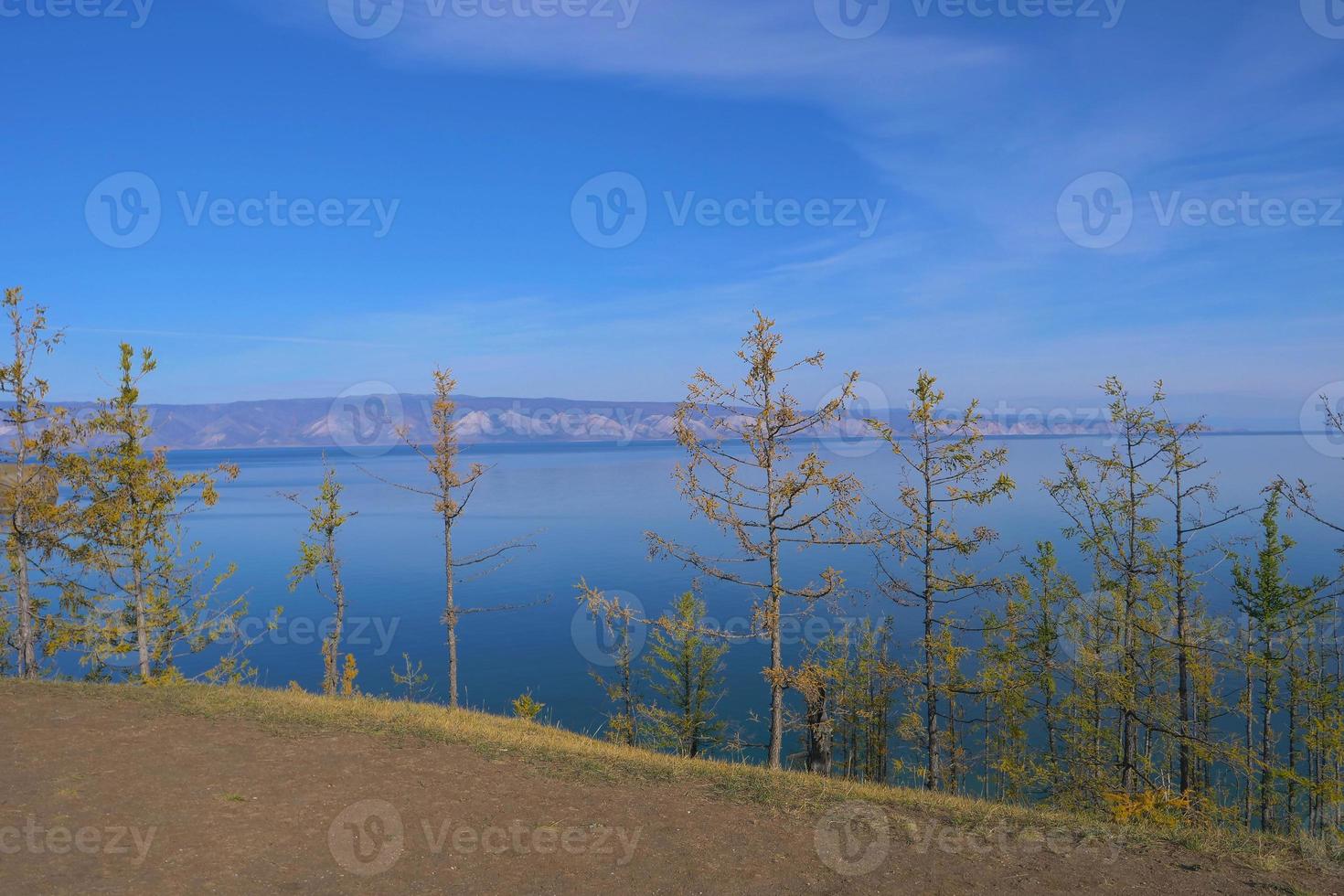 het baikal-eiland van het meer olkhon in een zonnige dag, irkutsk, rusland foto