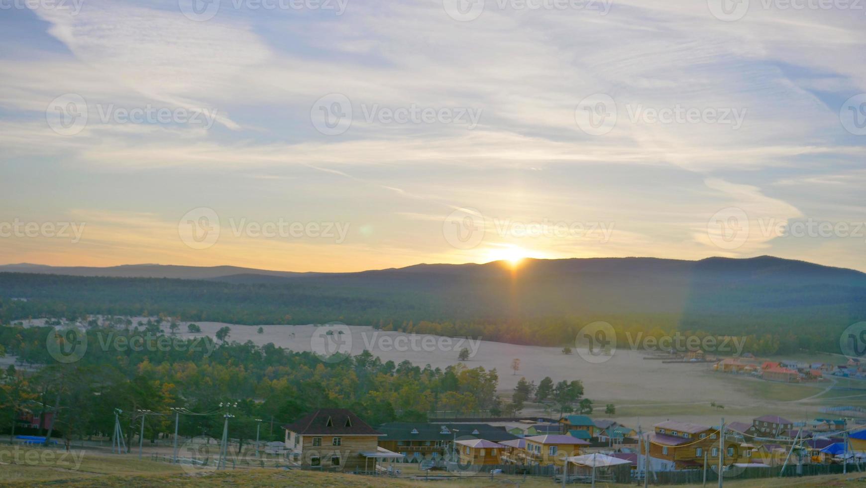 zonsopgang hemel uitzicht vanaf de heuvel in olkhon eiland rusland foto