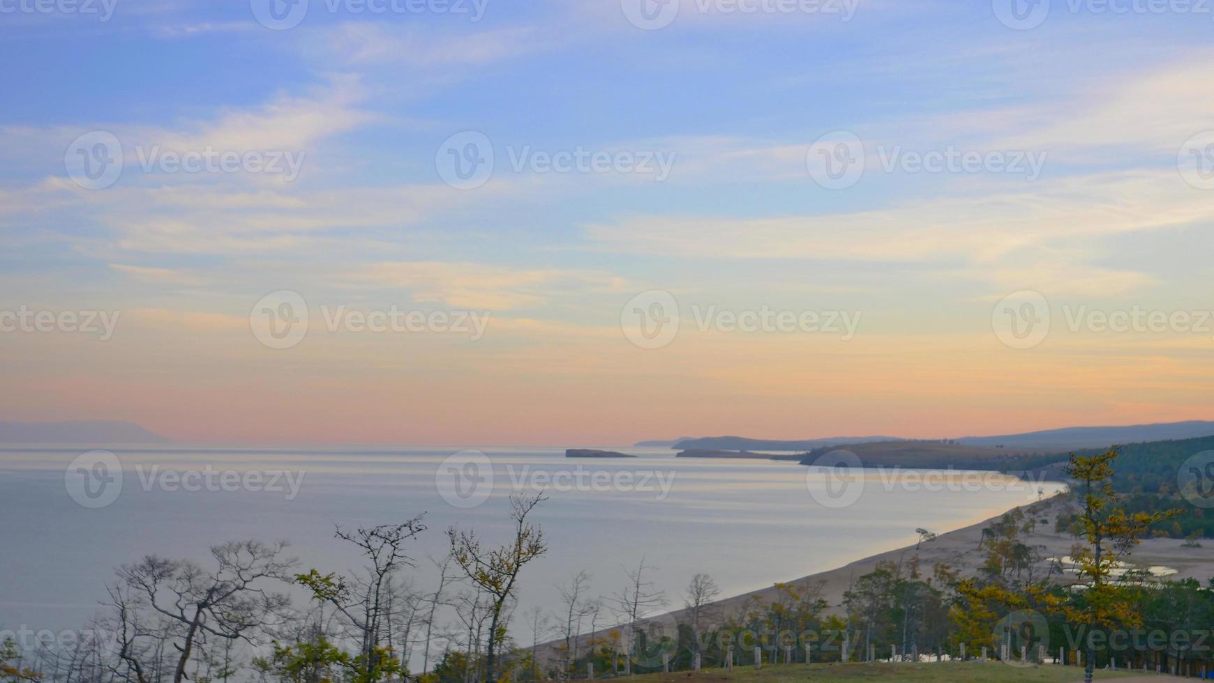 elegante pastelkleurige hemel in baikal-meer, olkhon-eiland rusland foto