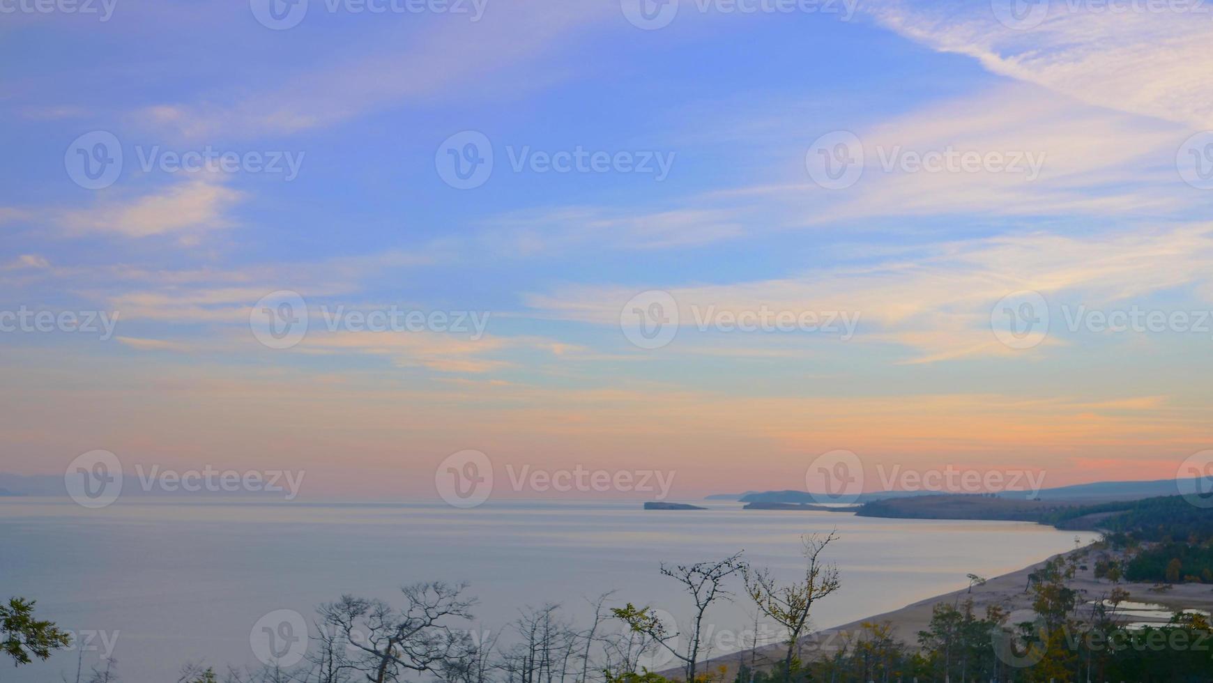 elegante pastelkleurige hemel in baikal-meer, olkhon-eiland rusland foto