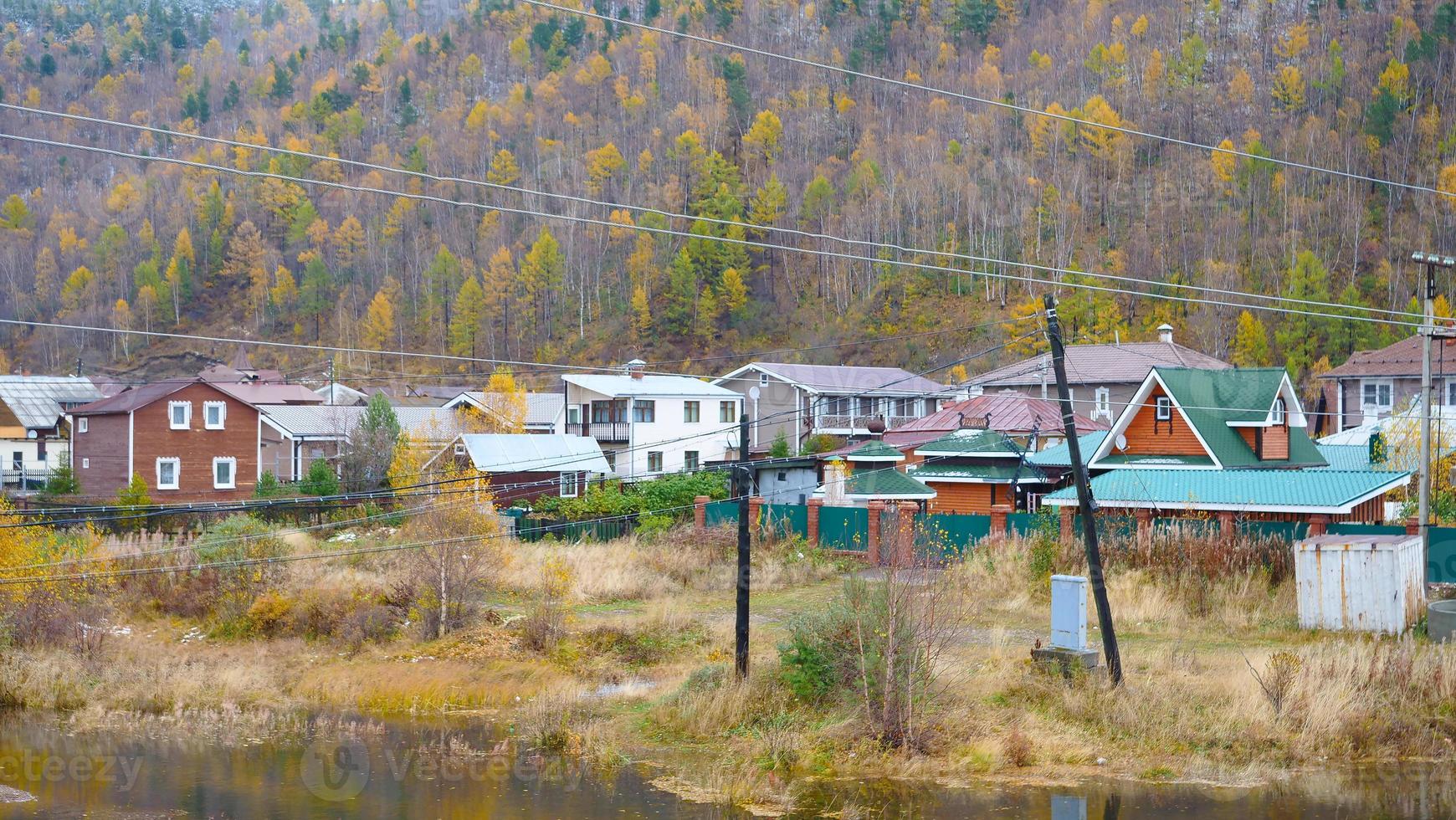 winter bergdorp landschapsmening in listvyanka rusland foto