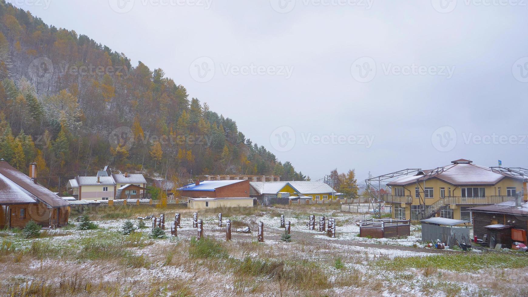 winter sneeuw bergdorp landschapsmening in listvyanka rusland foto