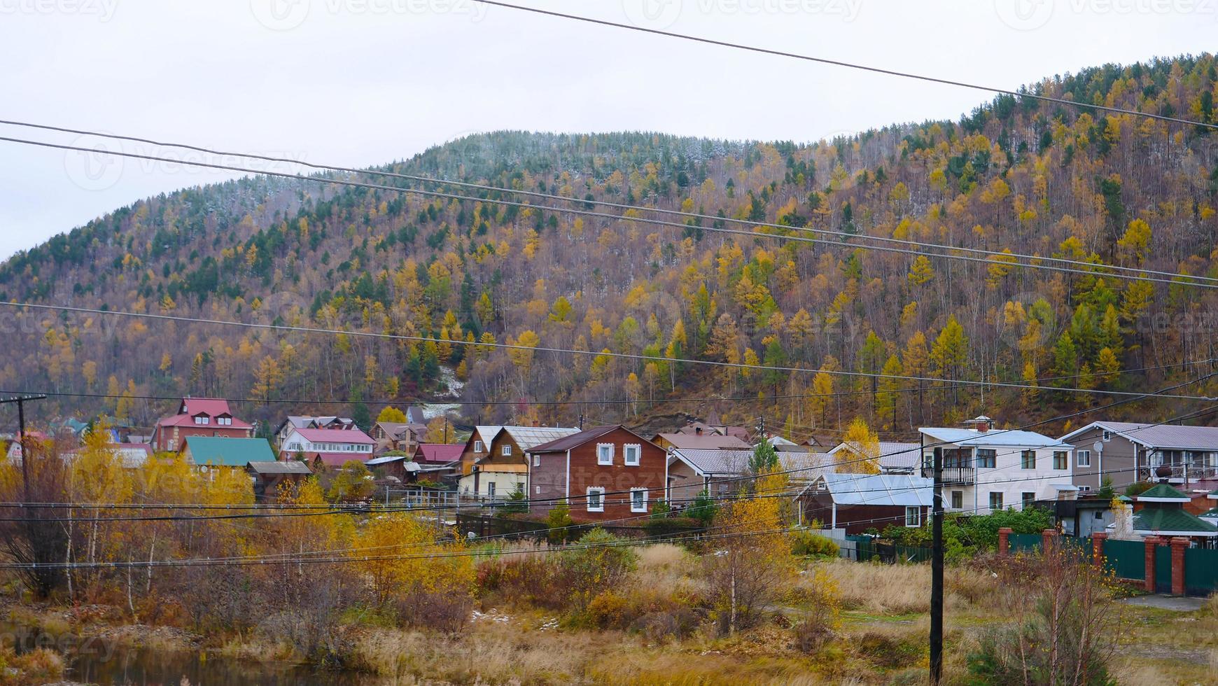 winter bergdorp landschapsmening in listvyanka rusland foto