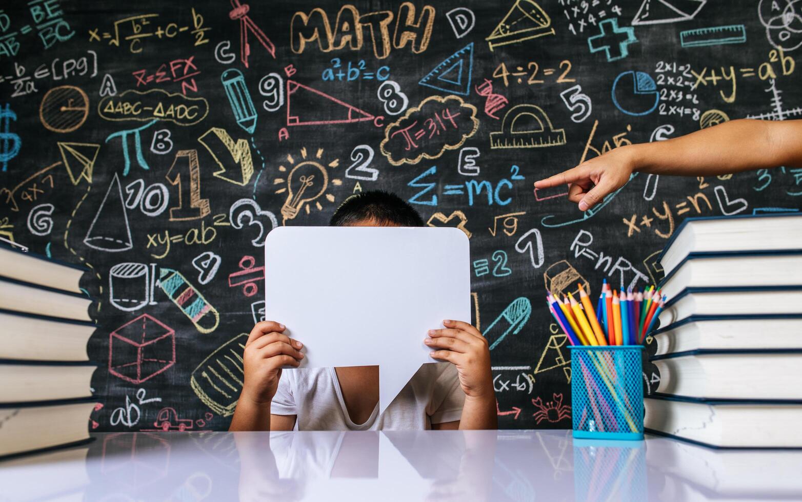 kind acteert met tekstballon in de klas foto