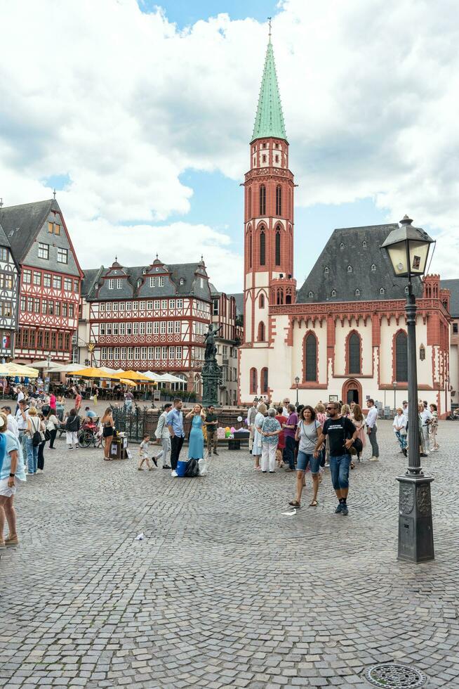 Frankfurt, duitsland, augustus 08, 2023. mooi iconisch Romerberg plein in de Duitse stad van Frankfurt ben hoofd foto