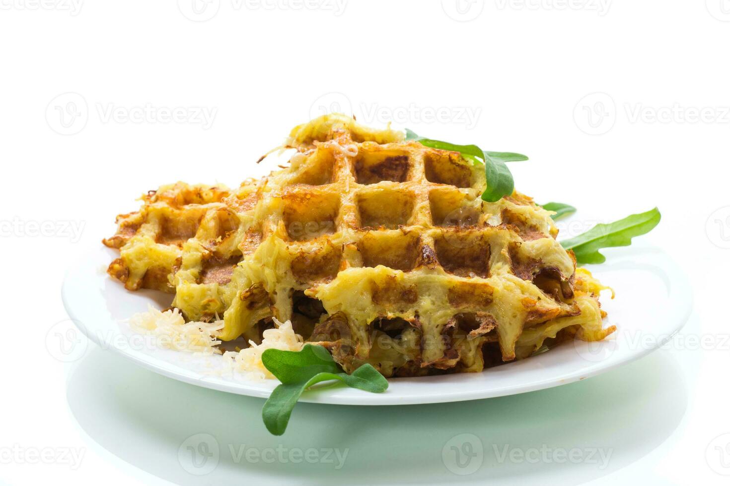 gebakken aardappel wafels met kaas in een bord Aan wit achtergrond foto