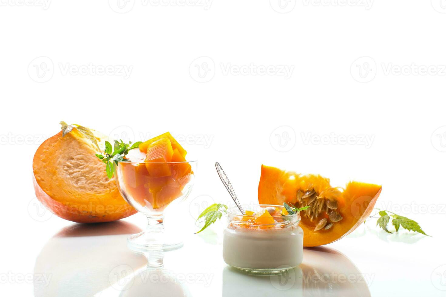 eigengemaakt yoghurt met stukken van pompoen marmelade. foto