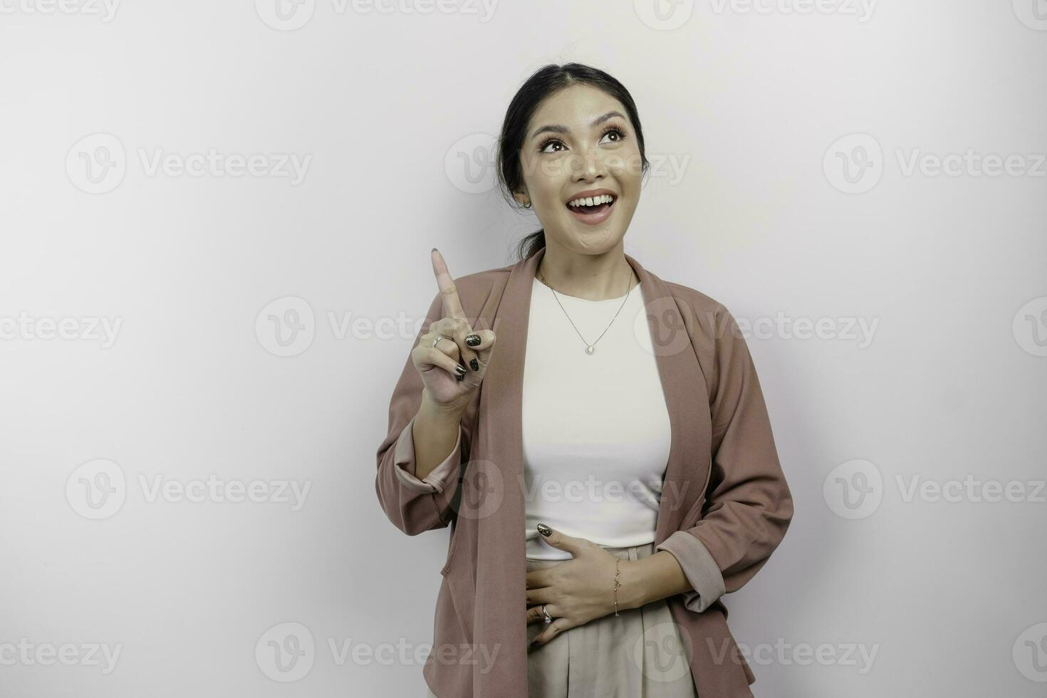 een hongerig Aziatisch vrouw werknemer verbeelden lekker voedsel ze wil naar eten, geïsoleerd Aan wit kleur achtergrond. foto