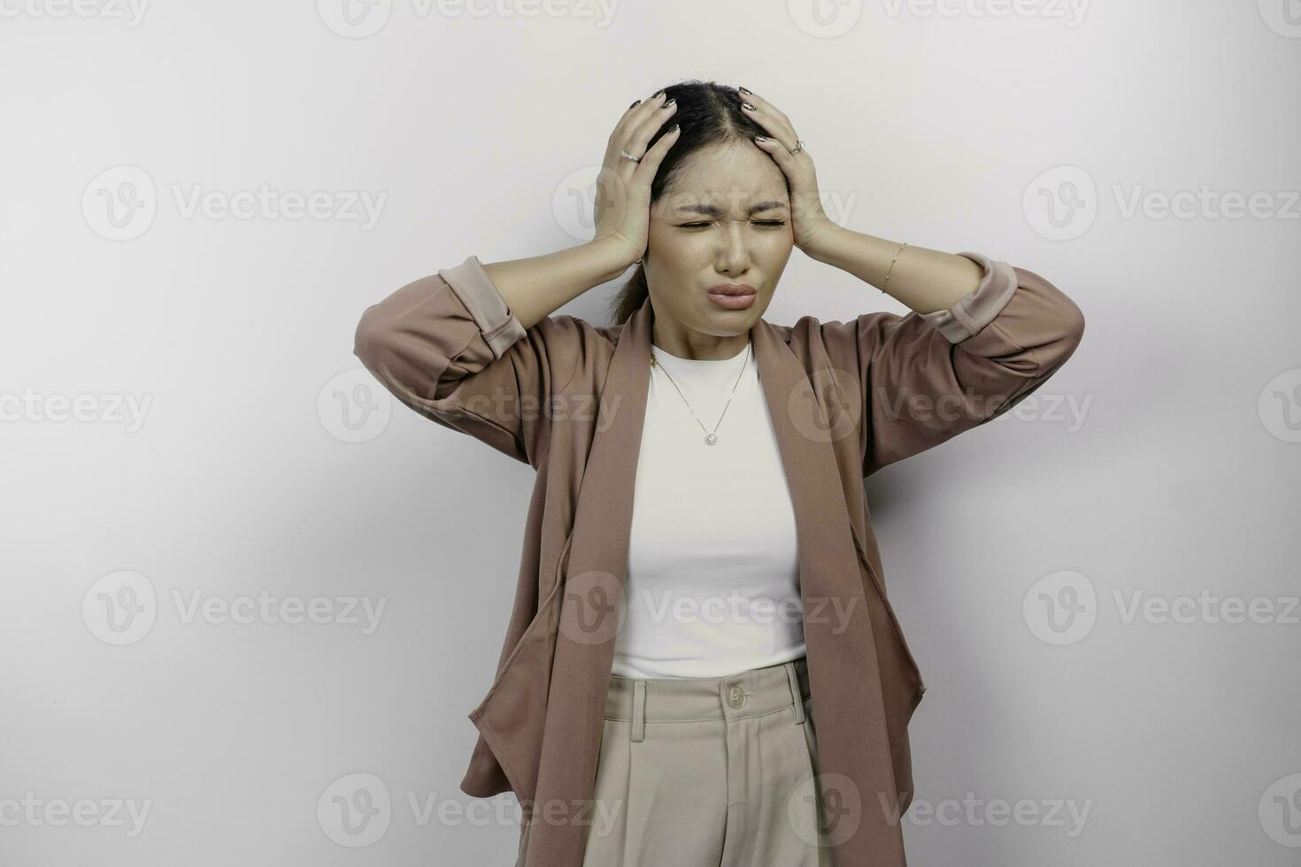 een verdrietig Aziatisch vrouw werknemer draagt vest, looks benadrukt en depressief, geïsoleerd wit achtergrond. foto