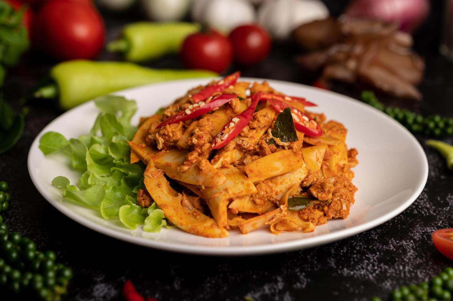 roergebakken currypasta met bamboescheuten en varkensgehakt. foto