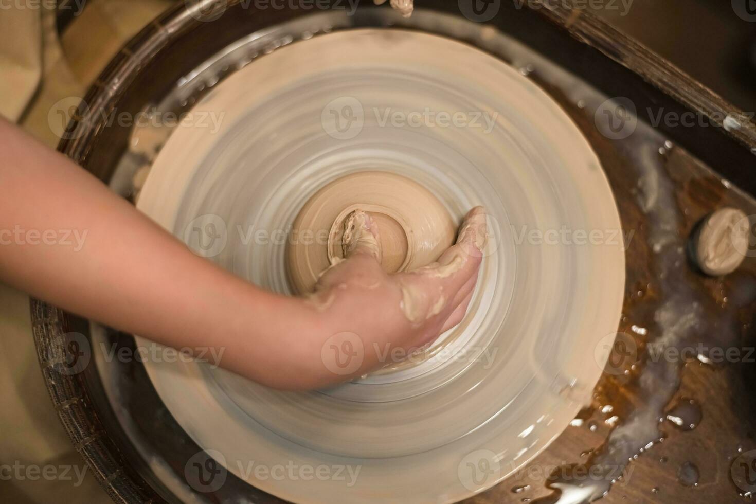 pottenbakker meisje werken Aan pottenbakker wiel, maken keramisch pot uit van klei in pottenbakkerij werkplaats foto