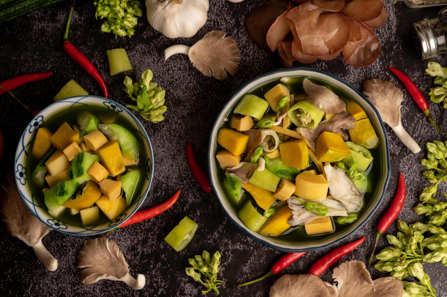 kaeng liang in een kom met kruiden op een zwarte cementvloer. foto