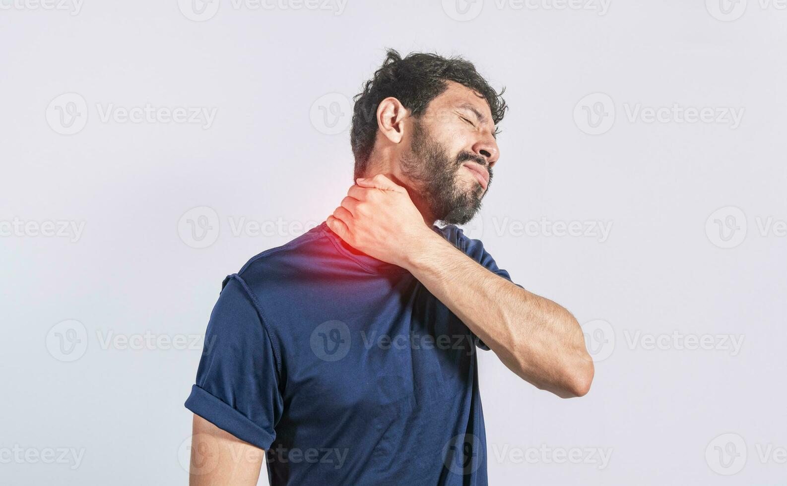 nek pijn en spanning concept, Mens met nek spier pijn, dichtbij omhoog van Mens met nek pijn, een Mens met nek pijn Aan geïsoleerd achtergrond. foto