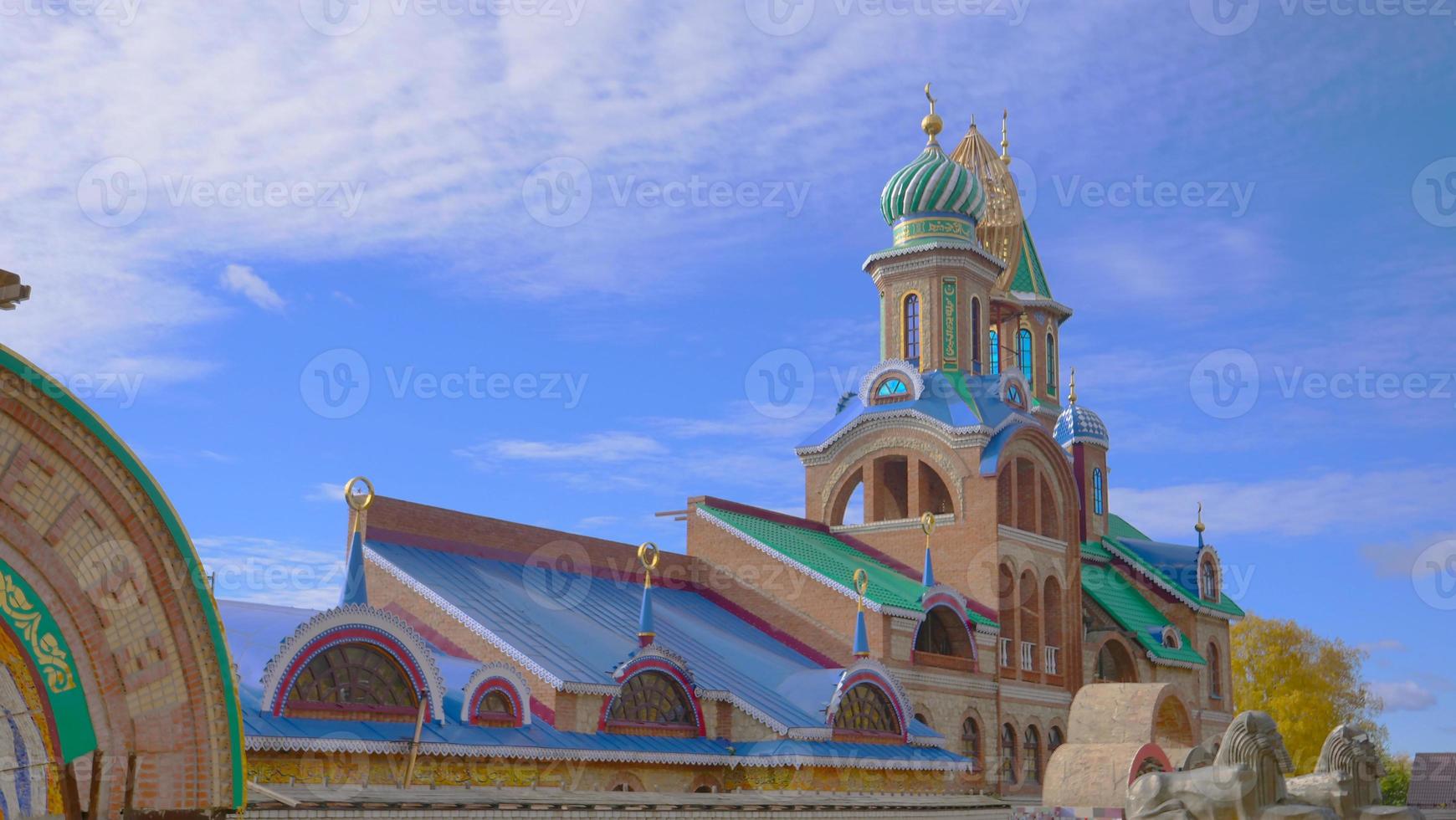 tempel van alle religies en blauwe lucht zonnige dag in kazan, rusland foto