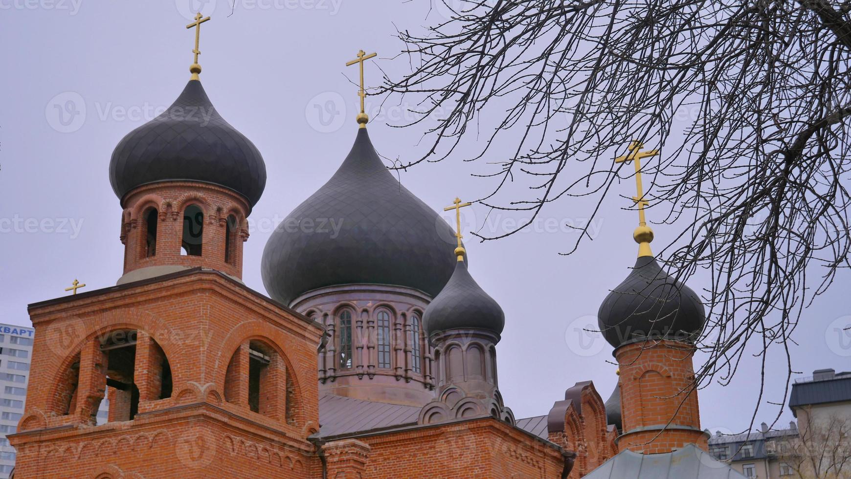 zwarte dak orthodoxe kerk in kazan rusland met bewolkte hemelachtergrond foto