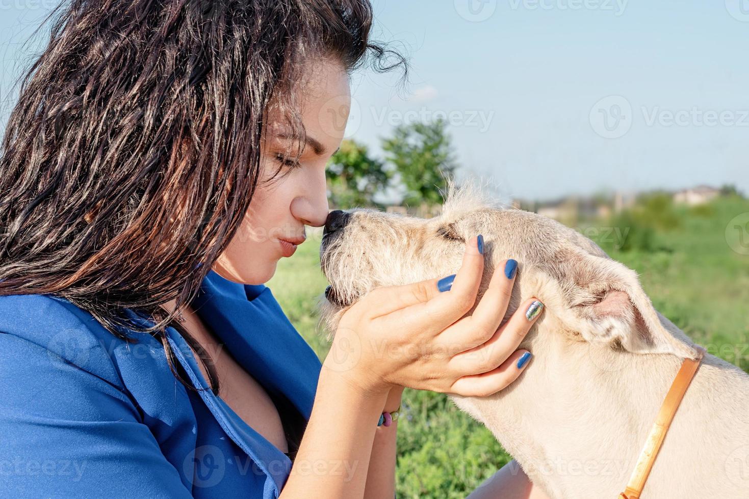 jonge aantrekkelijke vrouw speelt met haar hond in het park foto